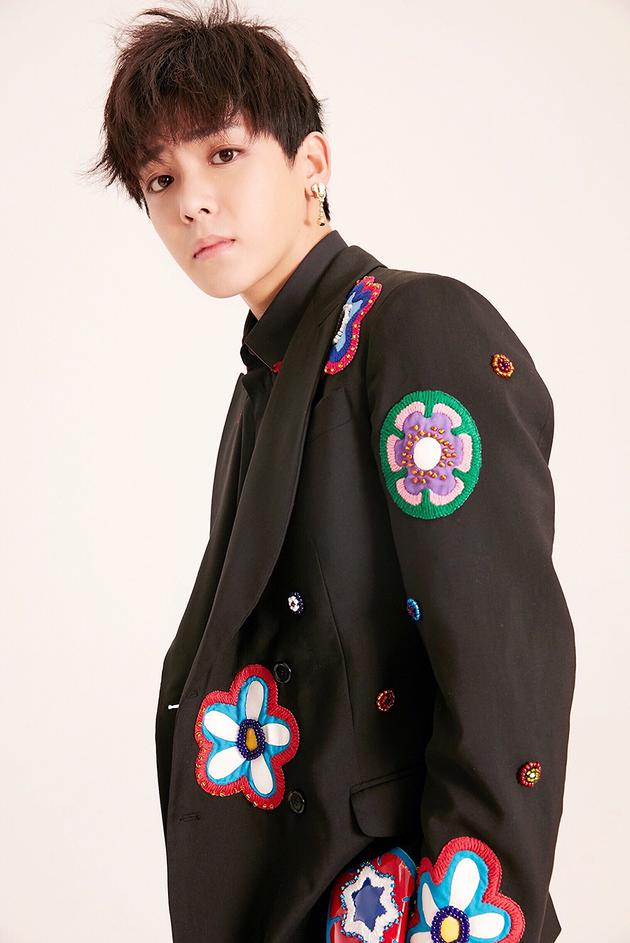 侯明昊酷帅写真