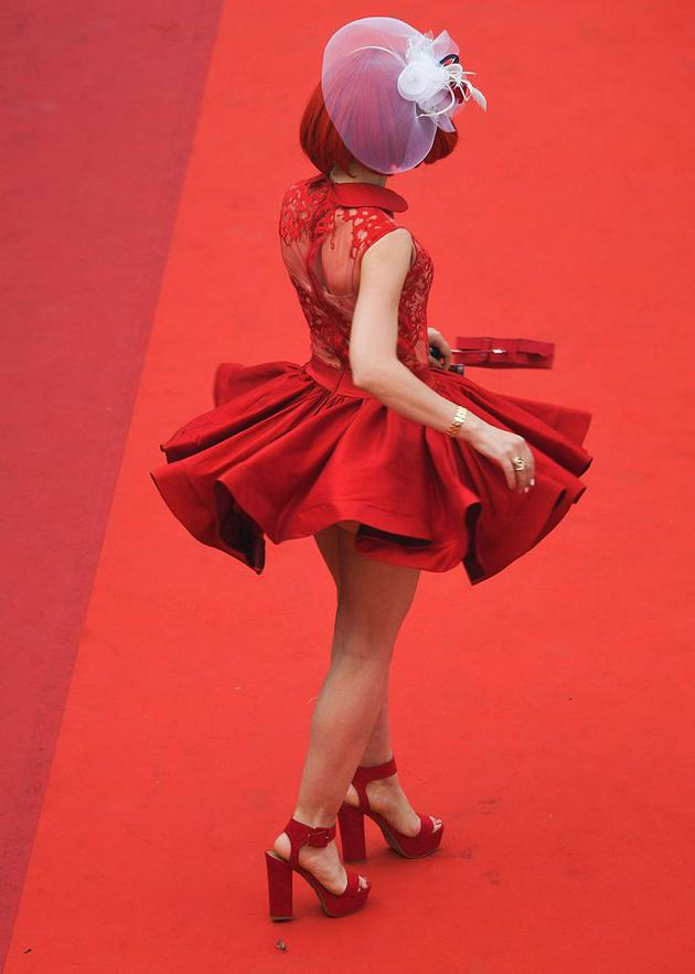 红衣女星着装雷人十足抢镜