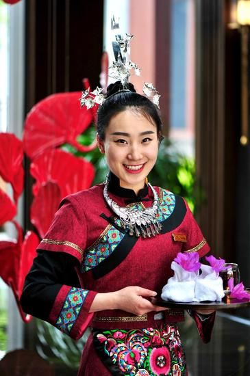 “贵阳安纳塔拉度假酒店”民族风情洋溢的微笑迎宾