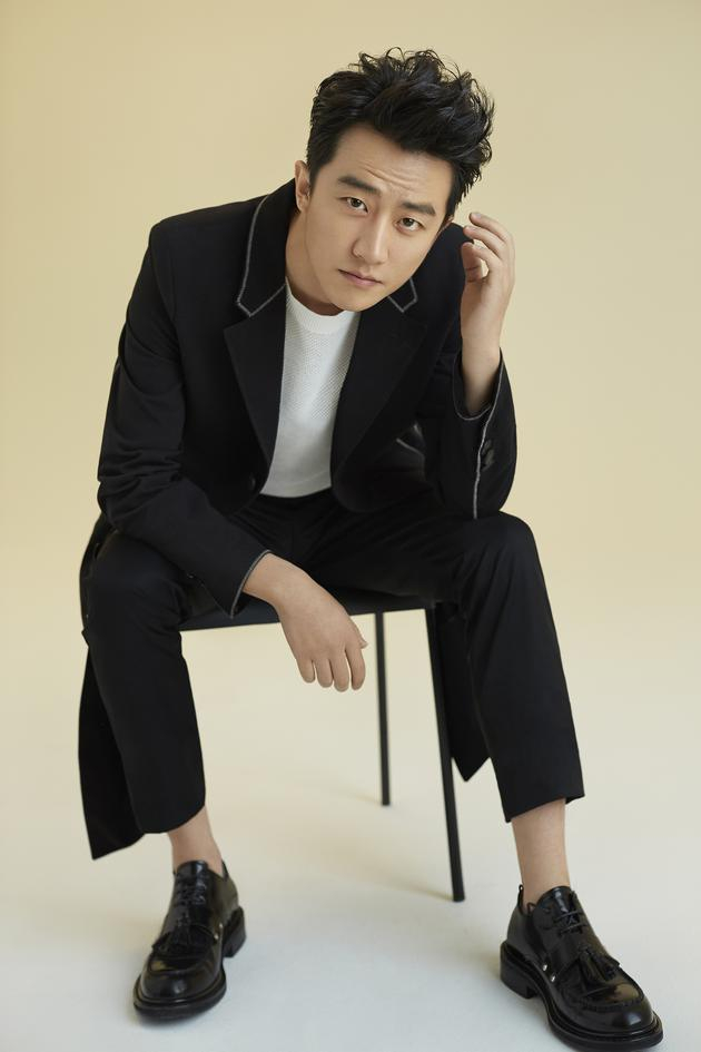 黄轩以绅士雅痞风格登《精品购物指南》封面