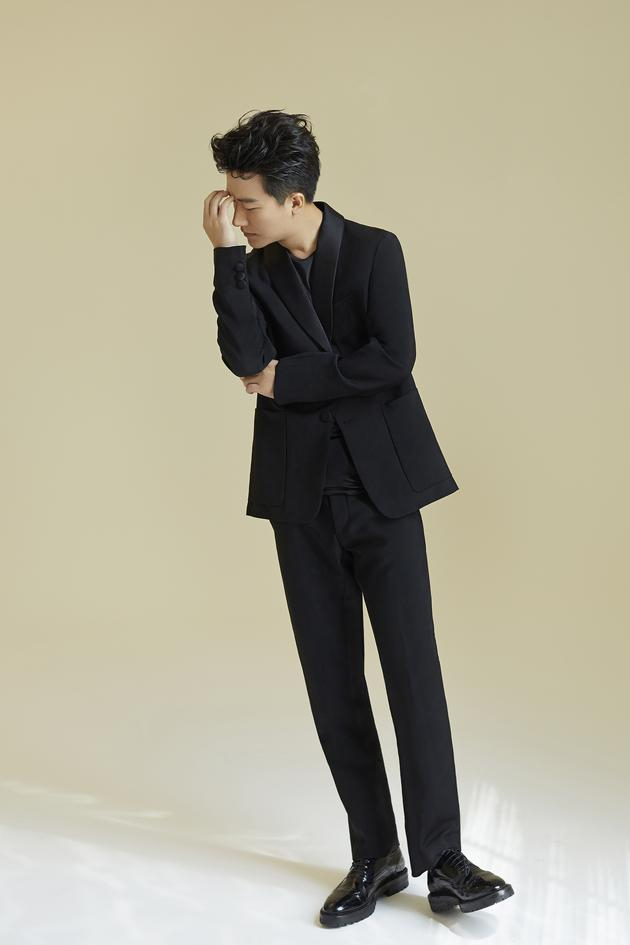 黄轩以绅士雅痞风格登《精品购物指南》封面