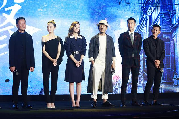 杨祐宁穿复古西装变身儒雅绅士