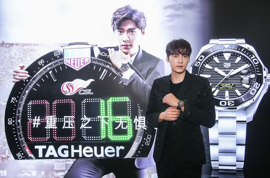 李易峰在活动现场签名海报并合影留念
