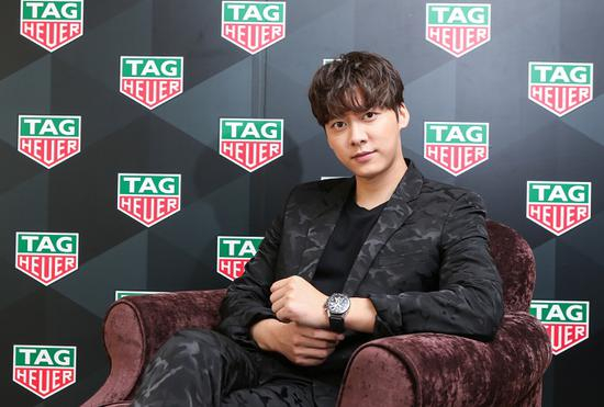 李易峰佩戴并展示泰格豪雅Carrera卡莱拉系列Heuer-01计时码表
