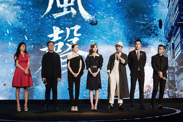 杨祐宁穿复古西装变身儒雅绅士