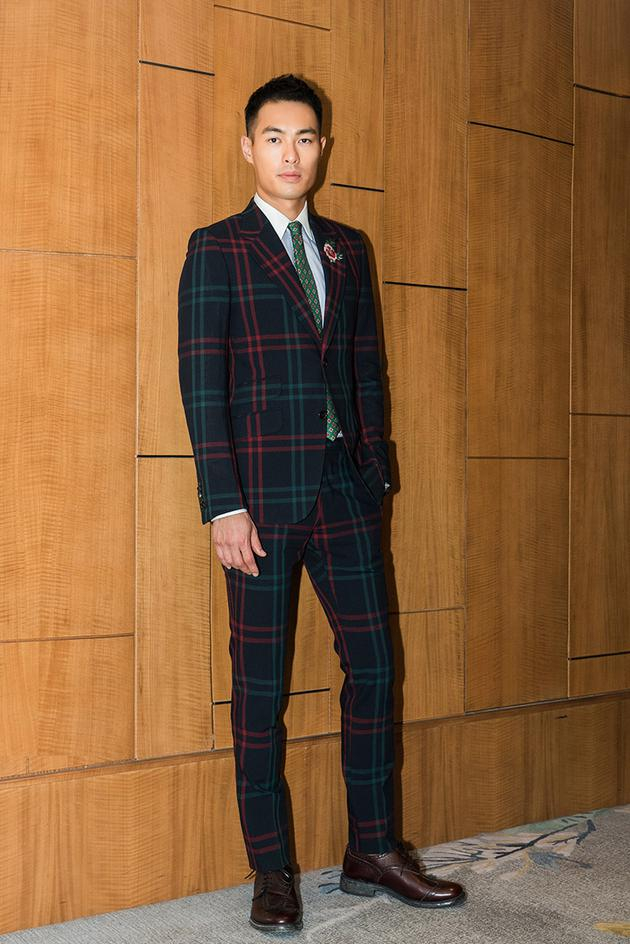 杨祐宁穿复古西装变身儒雅绅士