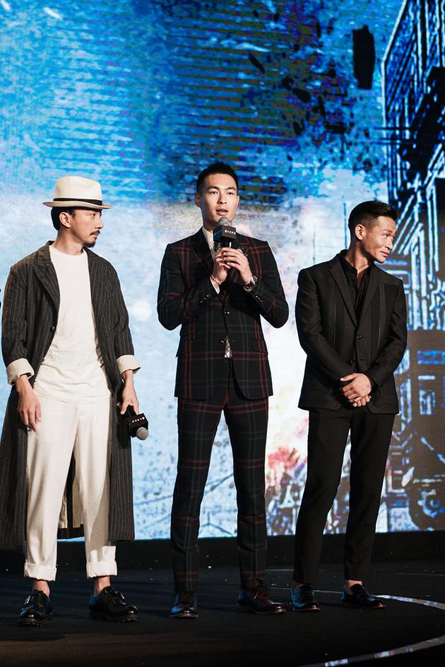 杨祐宁穿复古西装变身儒雅绅士