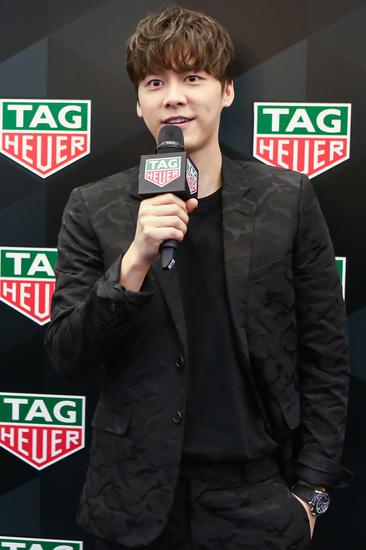 李易峰佩戴泰格豪雅Carrera卡莱拉系列Heuer-01计时码表出席泰格豪雅ICON大挑战北京站活动
