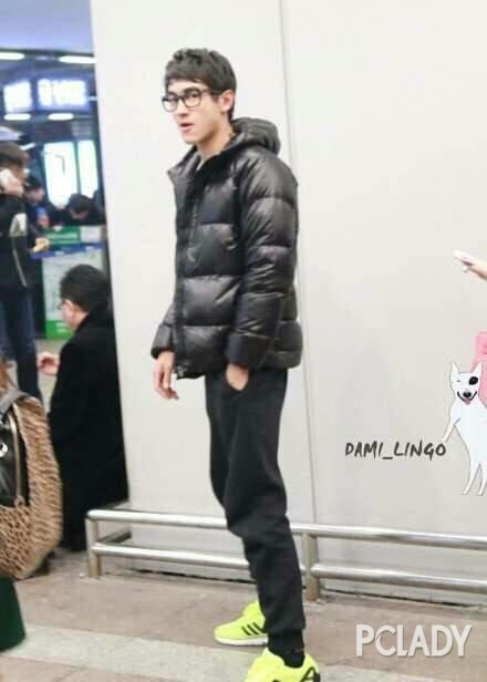 林更新穿羽绒服