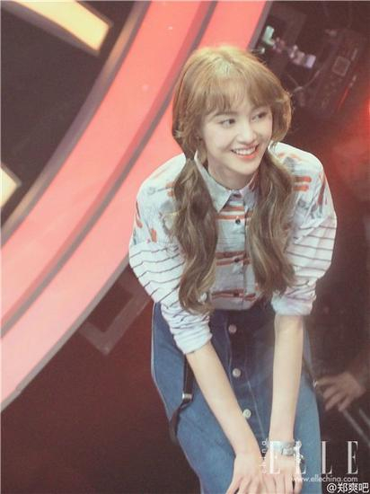 浅茶色的低扎双马尾