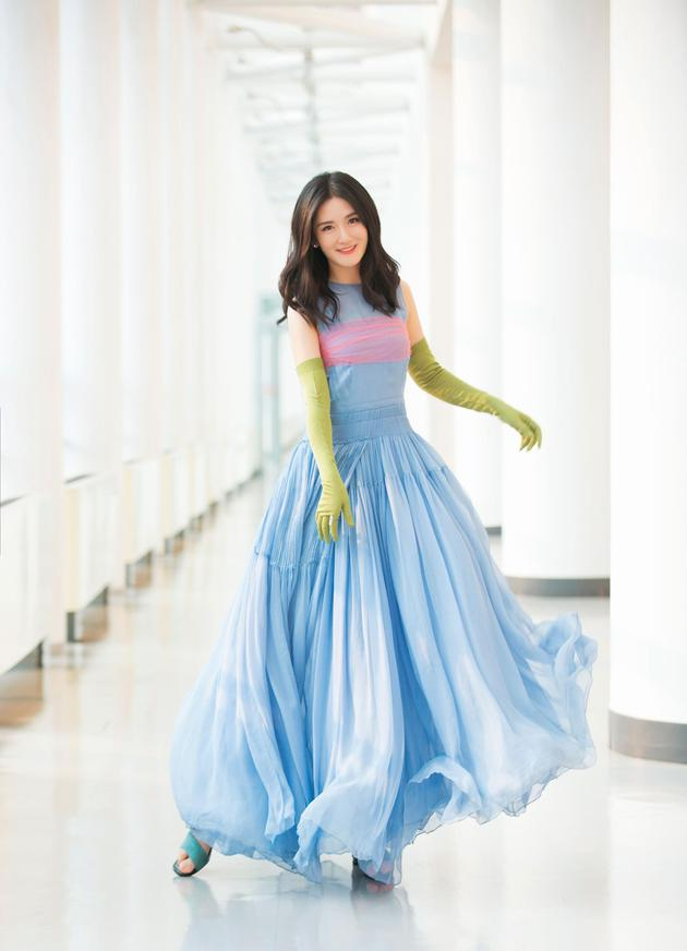 谢娜现身《跨界歌王》彩排活泼靓丽