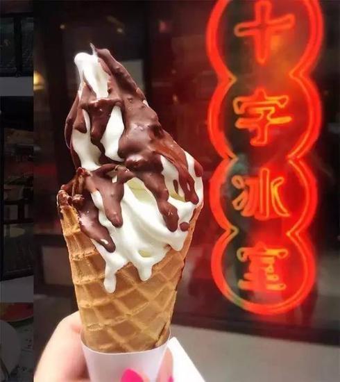 奶味醇厚的十字牛奶软雪糕筒