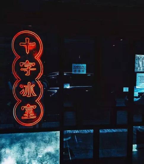抢眼的红色牛奶框，给沉闷的空间增添了活力