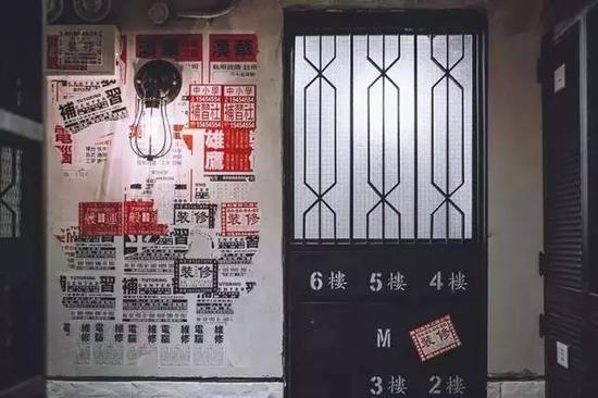贴满小广告的铁门，极具老香港特色