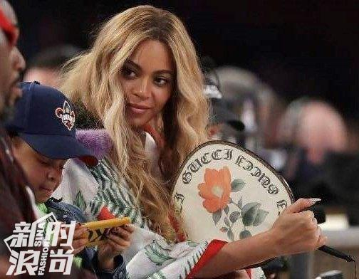 碧昂斯拿gucci团扇