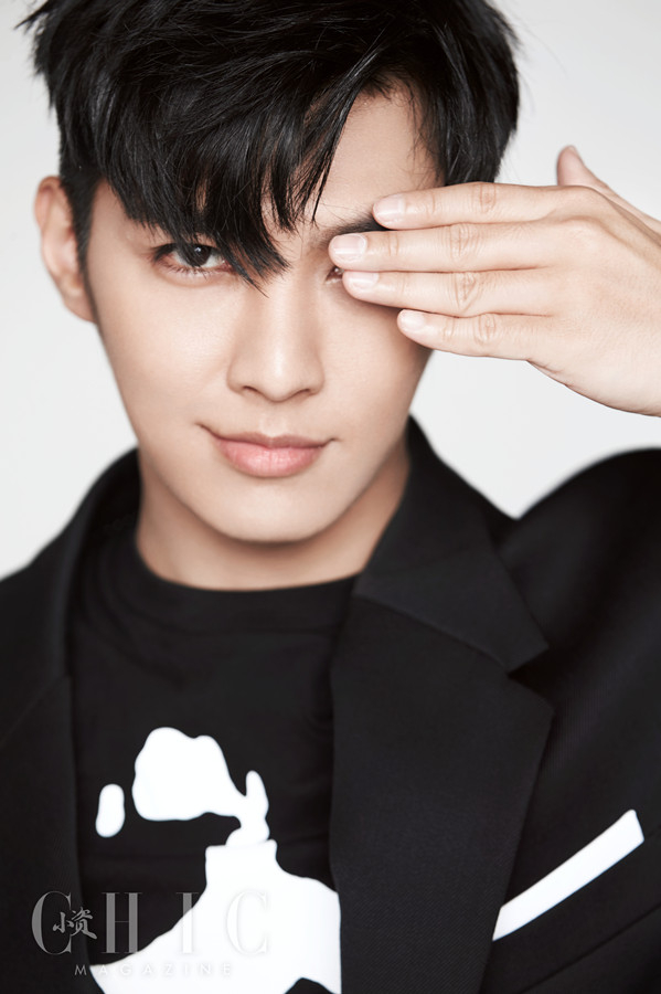 炎亚纶阳光帅气