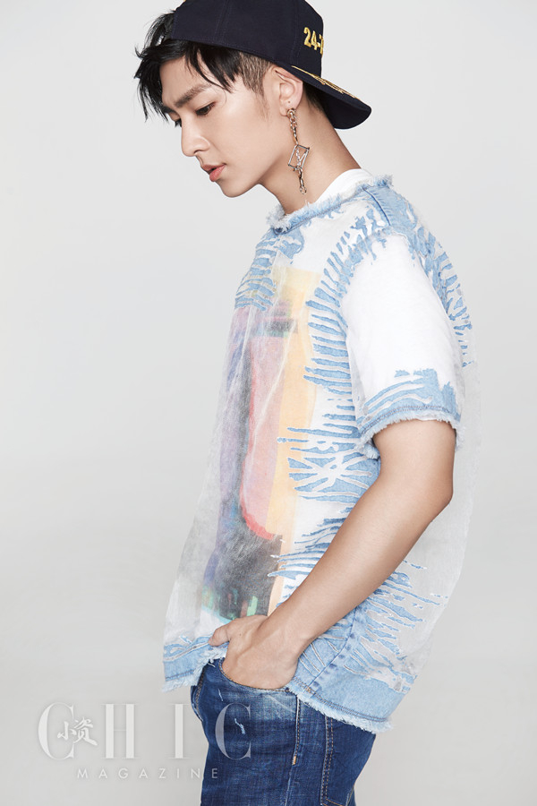 炎亚纶棒球帽加夸张耳环让人眼前一亮