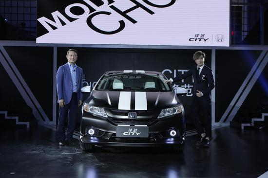 　广汽本田汽车销售有限公司第一事业本部销售部副部长刘朝明与锋范快闪店店长薛之谦、锋范特装车合影　