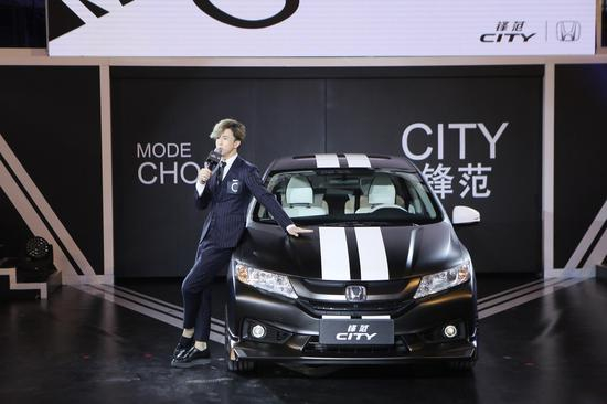 薛之谦与特装版锋范释义潮流　　