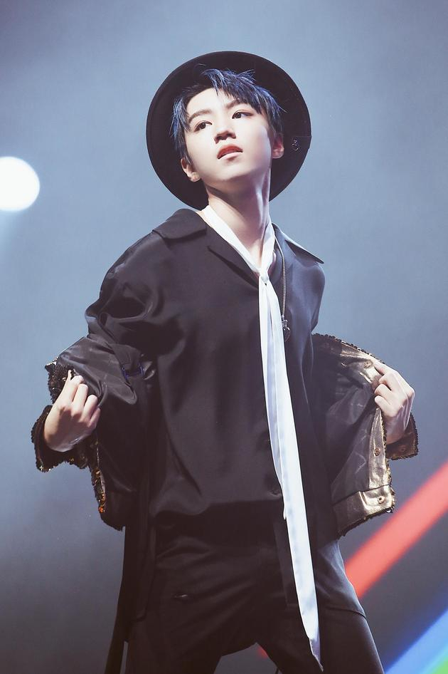 TFBOYS四周年演唱会 王俊凯酷帅造型变身摇滚少年