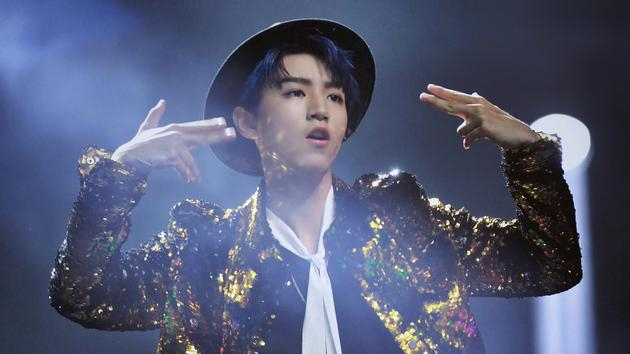 TFBOYS四周年演唱会 王俊凯酷帅造型变身摇滚少年