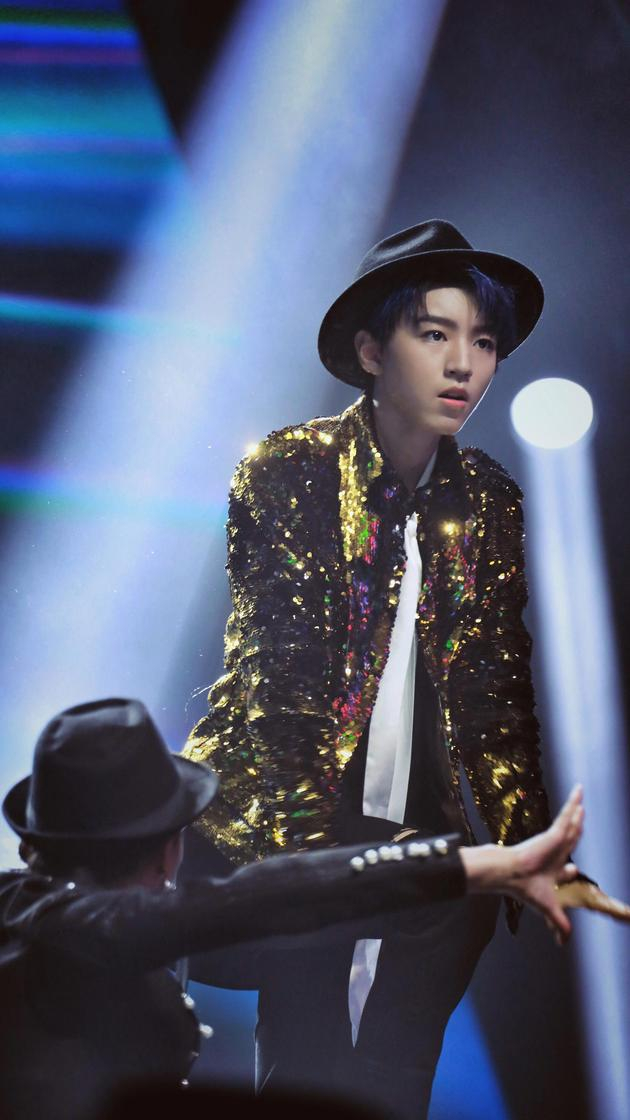 TFBOYS四周年演唱会 王俊凯酷帅造型变身摇滚少年