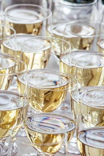 雷司令白葡萄酒 图片来源自zsazsabellagio.com