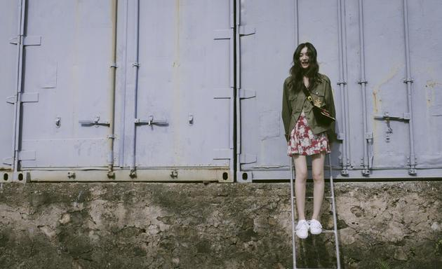 刘雯曝光一组写真照