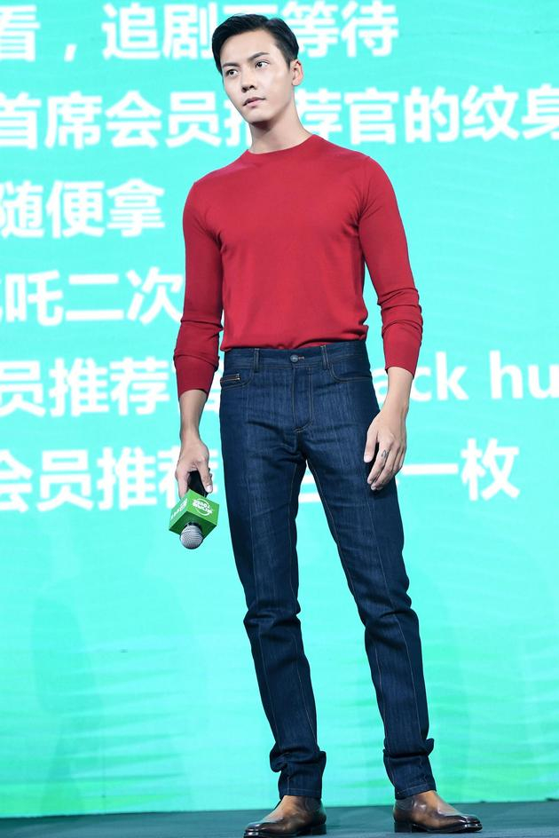 陈伟霆身穿DSQUARED2早秋红色上衣搭配Berluti牛仔裤及短靴出席粉丝见面会