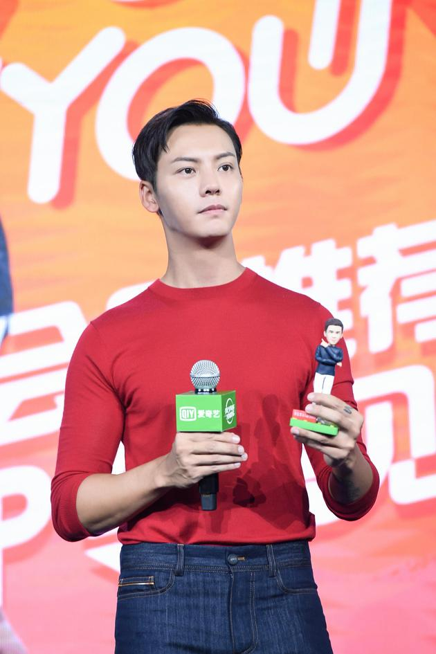 陈伟霆身穿DSQUARED2早秋红色上衣搭配Berluti牛仔裤及短靴出席粉丝见面会
