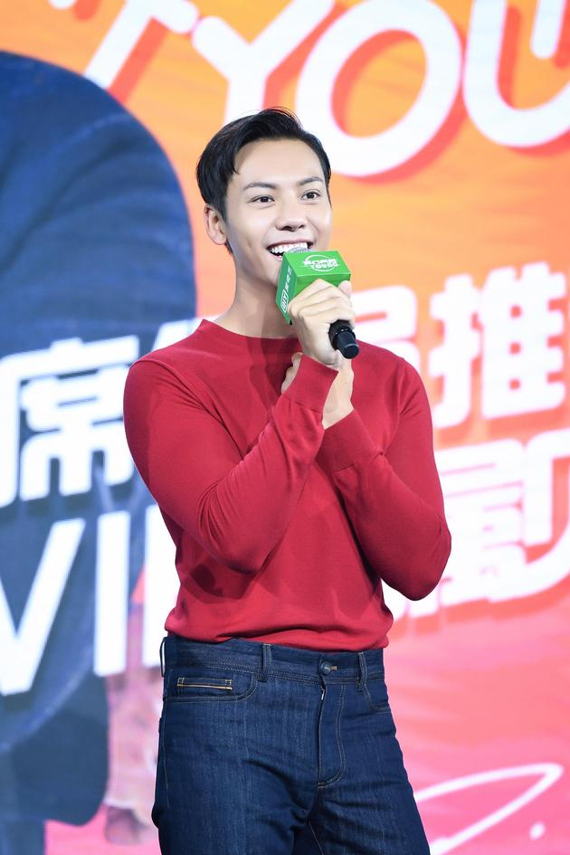 陈伟霆身穿DSQUARED2早秋红色上衣搭配Berluti牛仔裤及短靴出席粉丝见面会