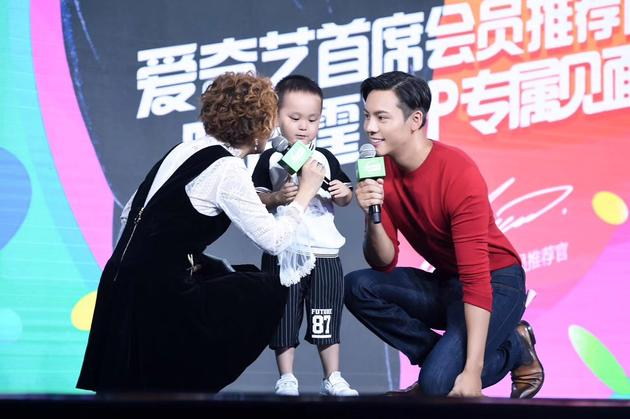 陈伟霆身穿DSQUARED2早秋红色上衣搭配Berluti牛仔裤及短靴出席粉丝见面会