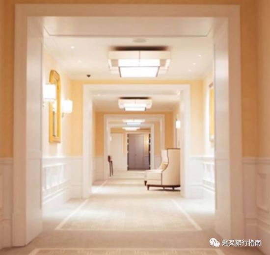 朗廷头一次将规模和空间成为酒店美学的一部分，这间数倍于其他酒店的巨无霸建筑里有着极尽宽阔的走廊，目的是让身着蓬蓬裙的女士能并排通过。