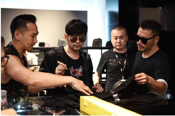 　　周董当天率领众好友，包含：歌手兼作曲人Gary（杨瑞代）、南泉妈妈弹头（宋健彰） … 等人一同前往北京店剪彩