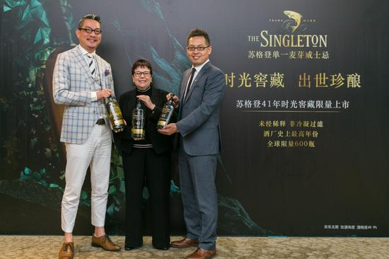 　　亚洲威士忌达人林一峰、苏格登首席调配大师Maureen Robinson和帝亚吉欧品牌大使Benson Wang向威士忌爱好者尊荣推介苏格登41年时光窖藏限量版