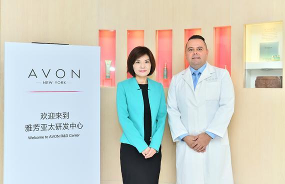 　　雅芳市场部首脑杨嘉慧、亚太首席科研官Rafal Lukasik出席雅芳亚太研发中心媒体开放日活动