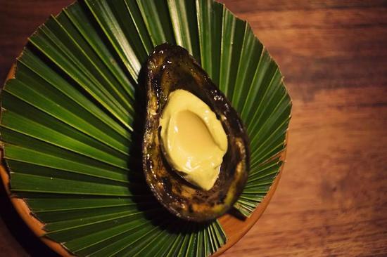  甜点Dessert of Grilled Avocado and Mamey Seeds