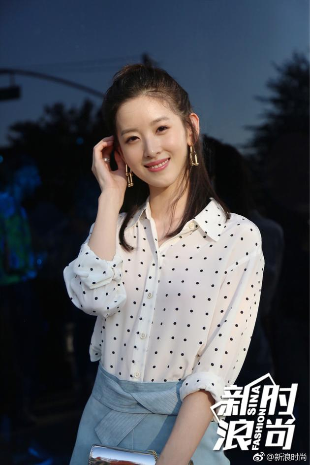 “奶茶妹妹”章泽天亮相DVF预览