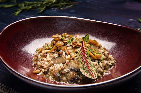 黑香肠米饭配野生鲜菇和松露酱