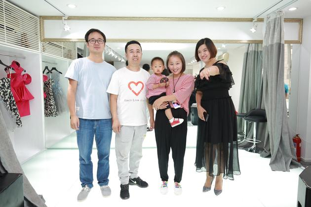 好友杨小兵、郭仲民夫妇及爱女