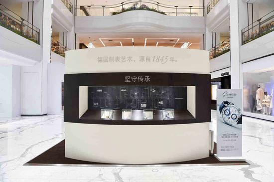 展览现场以珍贵的古董时计与品牌的历史更迭，再现坚定的传承精神