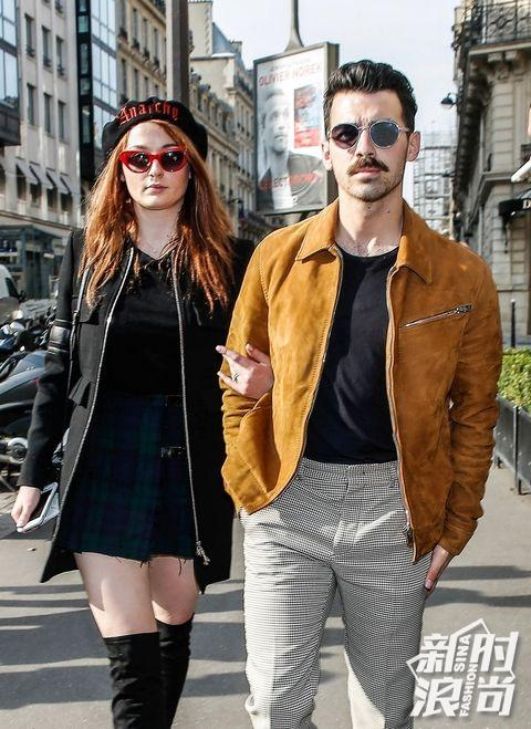 Sophie Turner&Joe Jonas现身街头大秀钻戒