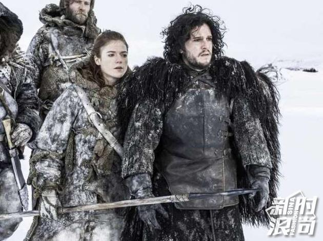 “雪诺”扮演者Kit Harigton和野人Ygritte的扮演者Rose Leslie在剧中剧照
