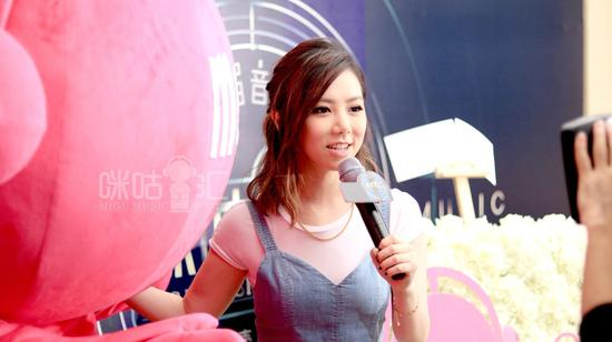 通过“特殊视角”出场的G.E.M。邓紫棋