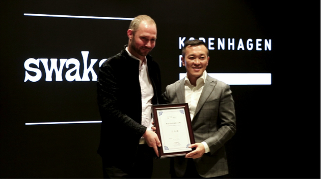 哥本哈根皮草市场副总裁Kasper先生授予王玉涛先生斯瓦卡拉全球设计大师称号