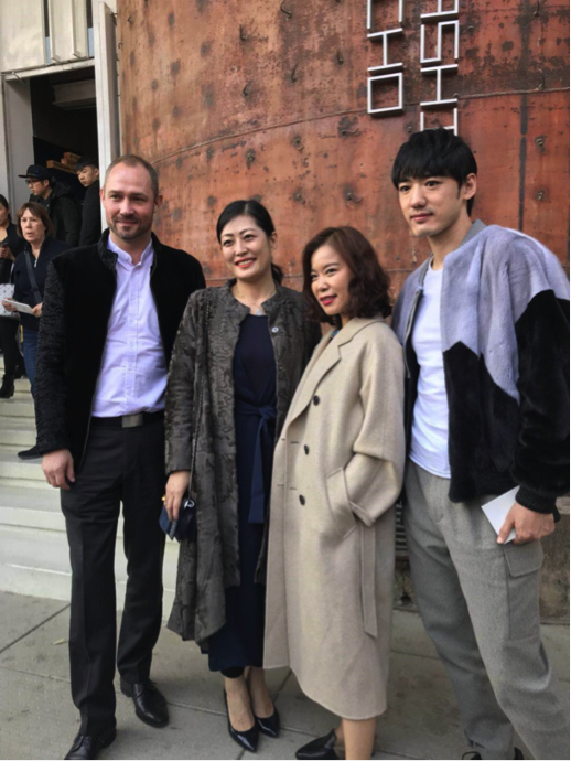 B+大秀现场哥本哈根皮草高层与时尚艺人合影