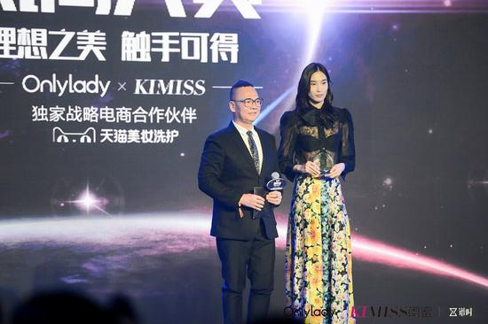 左：Andy Creation创始人国际彩妆界殿堂级人物Andy老师；右：2017年度风尚超模薛冬琪