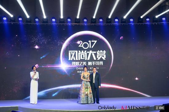 左：2017年度风尚突破女演员邓家佳；右：星期六股份有限公司副总裁刘海金