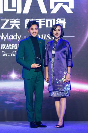 左：2017年度最具影响力风尚男演员刘恺威；右：OnlyLady&KIMISS CEO李云