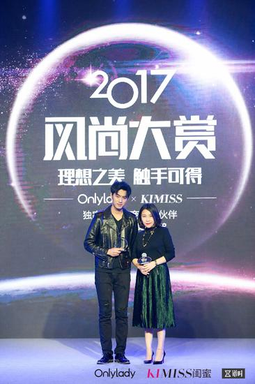 左：2017年度风尚人气男歌手于湉；右：OnlyLady副总裁孙莹